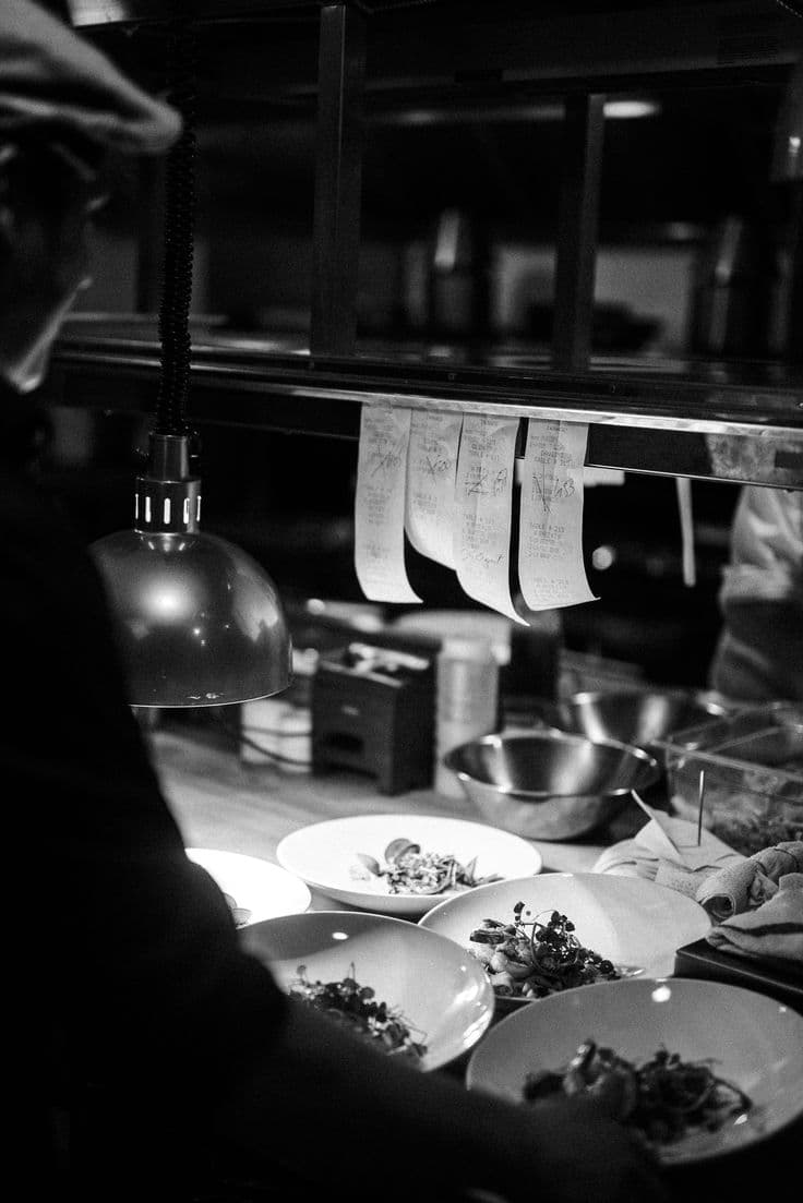 Pase de cocina con platos y comandas